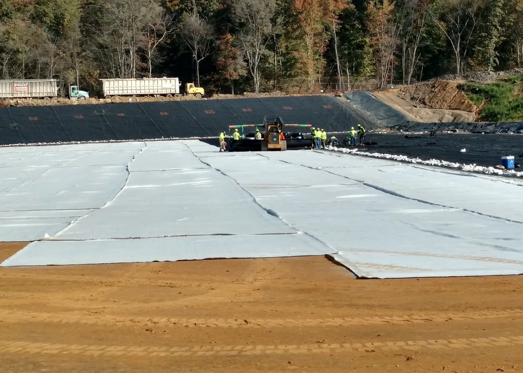 Acqua di stagno Geosintetico anti-siccatura GCL Matto di rivestimento in argilla Gcl Bentonite Geosintetico per discarica 12