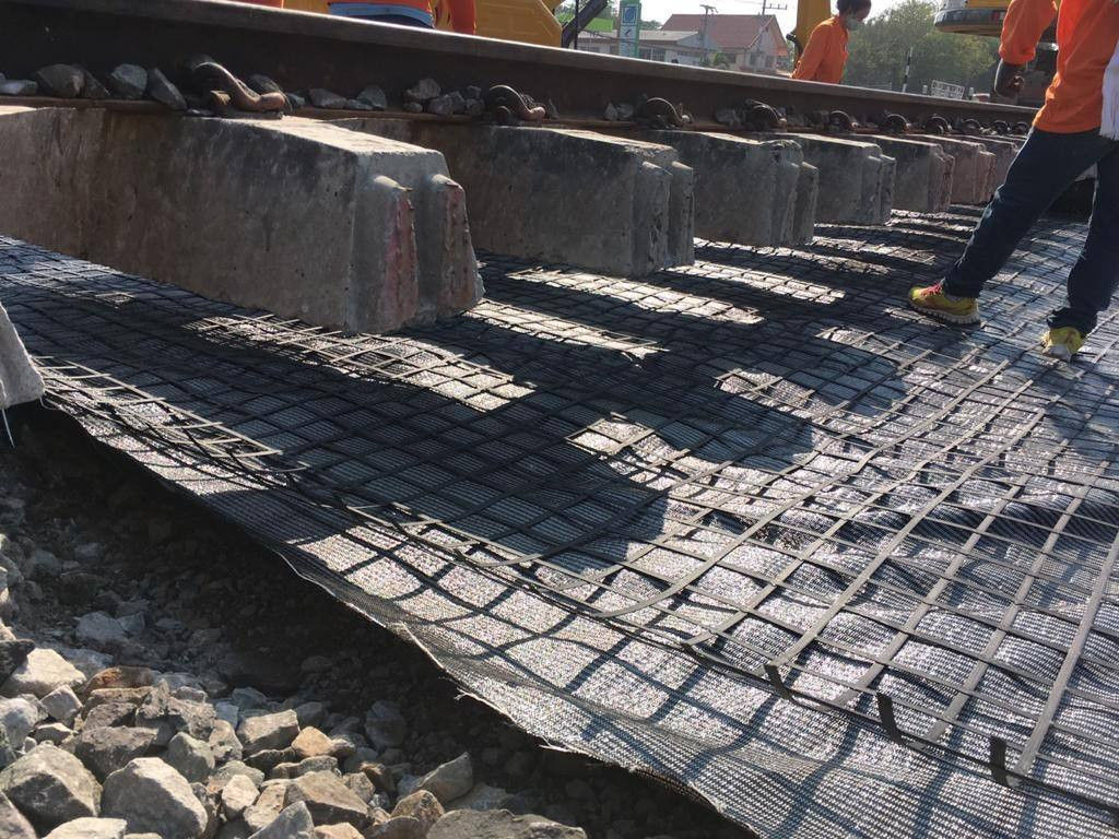 Per la strada la ferrovia rinforzare il filo di ordito biassiale del poliestere dell'ANIMALE DOMESTICO della strada privata di geo dei prezzi bassi di griglia ha tricottato il geogrid