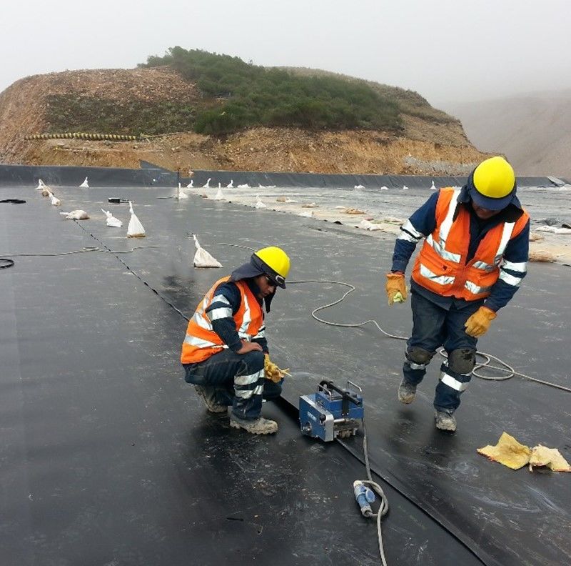 Geomembrane di polietilene ad alta densità (HDPE) rivestimenti neri resistenti ai raggi UV rivestimenti di stagno di polietilene per contenimento delle discariche 1,5 mm spessore Geomembrana 500N resistenza alla trazione